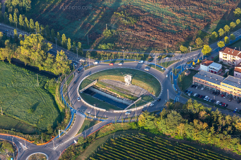 Aerial view: Roundabout at Reggio Emilia AV Mediopadana train station in Reggio nell’Emilia in the state Reggio Emilia, Italy.Photo: IMG_134803.jpg taken on 09/20/2022 by Werner Riehm/FLY-FOTO.comResolution of the original: 5472 x 3648 pxMediopadana Parking®