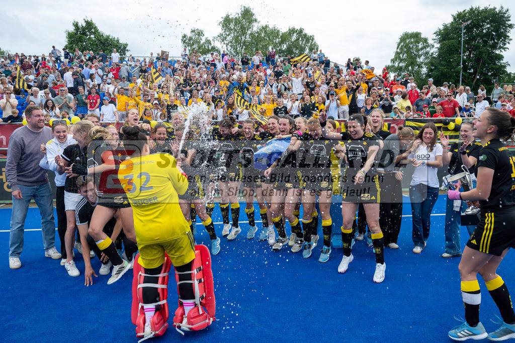 Final4_20250601-1314-Z82_9163 | Krefeld, Deutschland, 01.06.2025:  Feldhockey Final4 2025 – „Deutsche Feldhockey-Meisterschaften 2025“ Harvestehuder HTC - Düsseldorfer HC (Finale Damen) im Gerd-Wellen-Hockeyanlage am 01.06.2025 in Krefeld, Deutschland. (Foto von Kramhöller/Fehrmann/Kaste)Krefeld, Germany, 01.06.2025: Feldhockey Final4 2025 – „Deutsche Feldhockey-Meisterschaften 2025“ Harvestehuder HTC - Düsseldorfer HC (Finale Damen) in Gerd-Wellen-Hockeyanlage at 01.06.2025 in Krefeld, Deutschland. (Foto from Kramhöller/Fehrmann/Kaste)