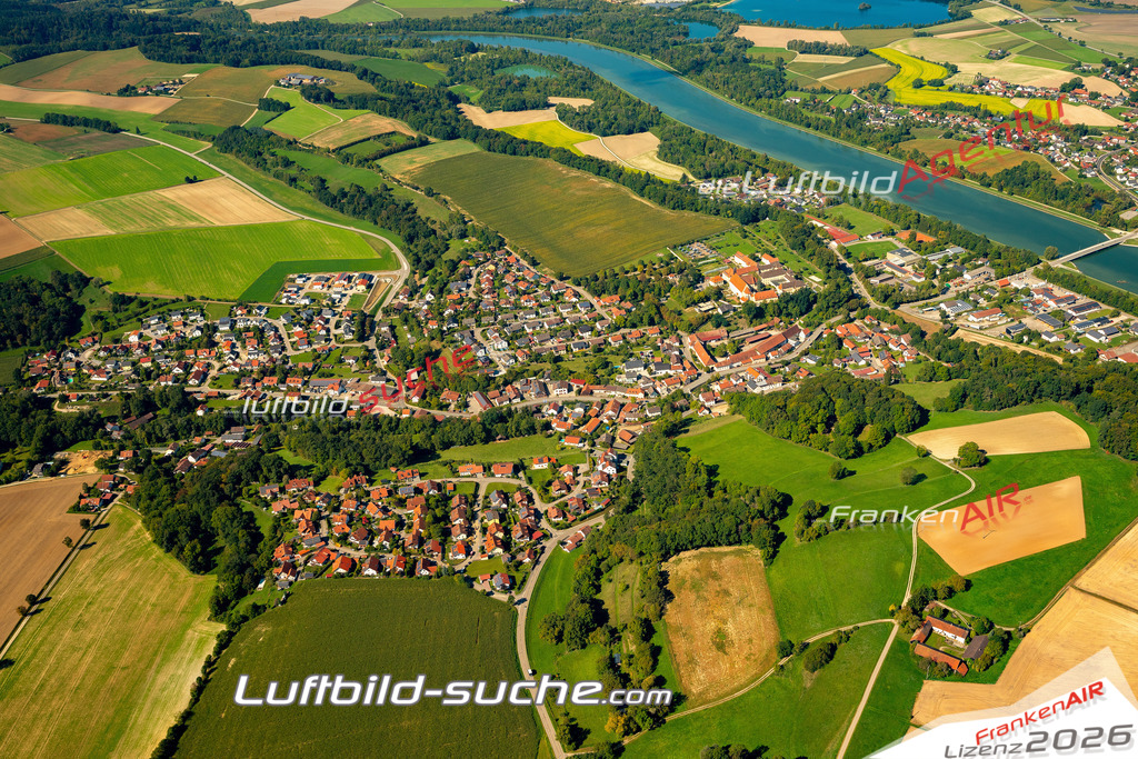 Das Luftbild zeigt : Wohngebiet Immobilie Niederviehbach - Die Luftaufnahme wurde 2023 vom UL-Flugzeug aus erstellt ( keine Drohne ) - Hochauflösende Luftaufnahme - Für grossformatige Ausdrucke geeignet. Die Geschenkidee !Mit Lizenz und Bildrechte bestellbar