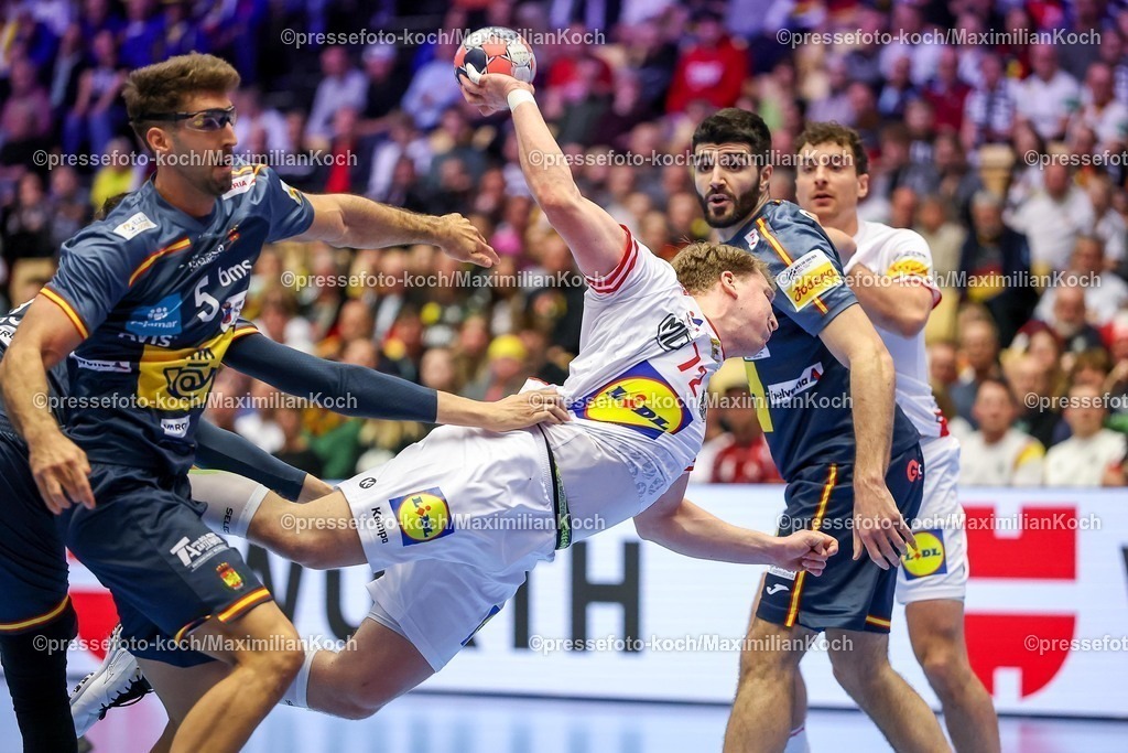 EHF17012601012 | 17.01.2026, Handball, Men's EHF EURO 2026, Österreich - Spanien, Jyske Bank Boxen in Herning, Dänemark, Preliminary Round:  Lukas Hutecek (Austria #72) im Zweikampf gegen   Antonio Serradilla Cuenca (Espania #05)  Ian Barrufet Torrebejano (Espania #80)  Imanol Garciandia Alustiza (Espania #18) 