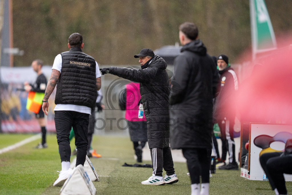 SG Sonnenhof Grossaspach vs. FC 08 Homburg, Fussball, Regionalliga Suedwest, 26. Spieltag, 28.03.2026 | Pascal Reinhardt (Trainer SG Sonnenhof Großaspach) und Roland Seitz (Trainer FC 08 Homburg) haben ein kleinen disput,SG Sonnenhof Grossaspach vs. FC 08 Homburg, Fussball, Regionalliga Suedwest, 26. Spieltag, 28.03.2026