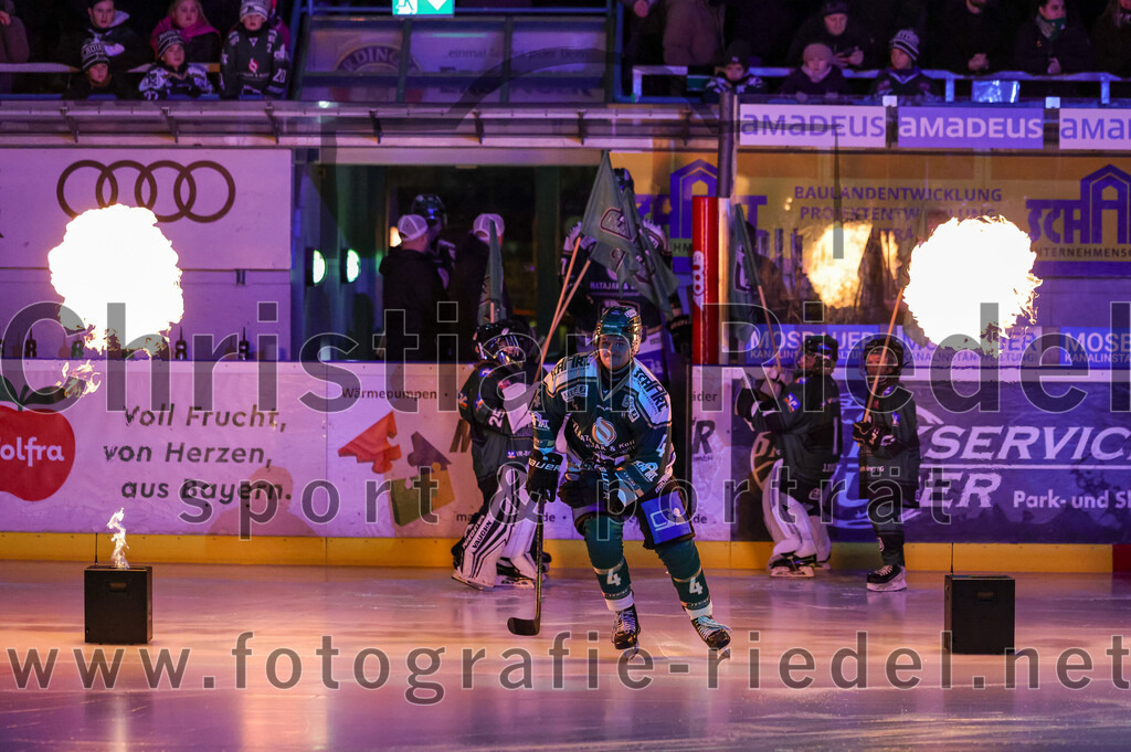 2025-12-28_021_TSV_Erding_gegen_onesto_Tigers_Bayreuth | Erding, Deutschland, 28.12.2025:Eishockey, Oberliga Süd 2025 / 2026, 31. Spieltag, TSV Erding gegen onesto Tigers Bayreuth, Endergebnis: 6:5 n.V.Jesse Kauhanen (Erding Gladiators, #4)Foto: Christian Riedel / fotografie-riedel.net