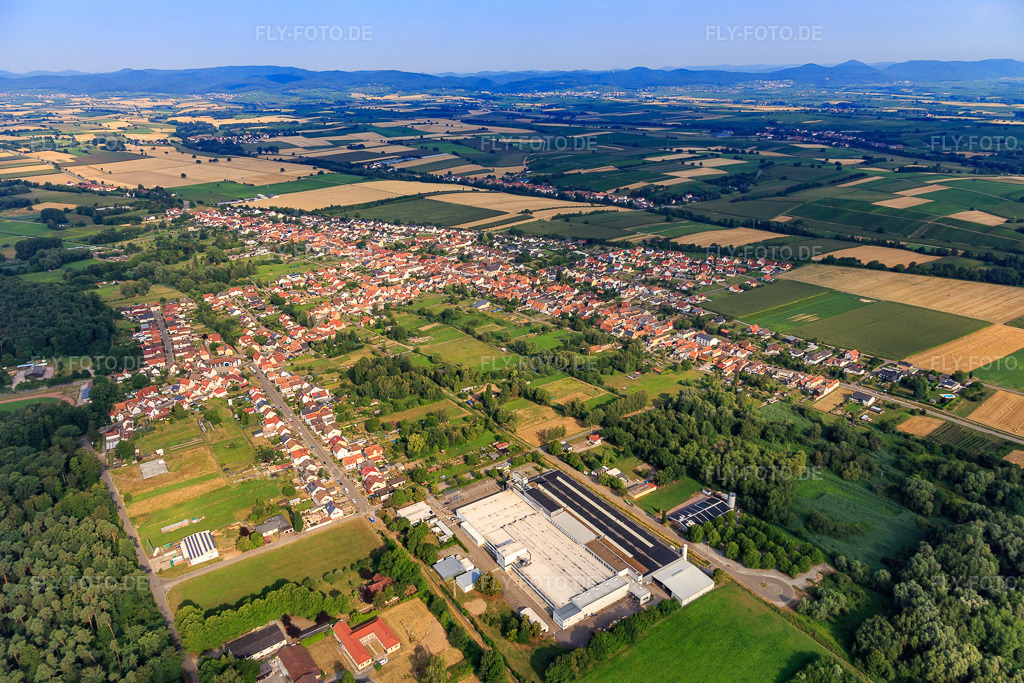 Luftbild: Ortsansicht aus Osten im Ortsteil Schaidt in Wörth im Bundesland Rheinland-Pfalz in Deutschland. Foto: IMG_109006.jpg vom 15.07.2018 durch Werner Riehm/FLY-FOTO.de