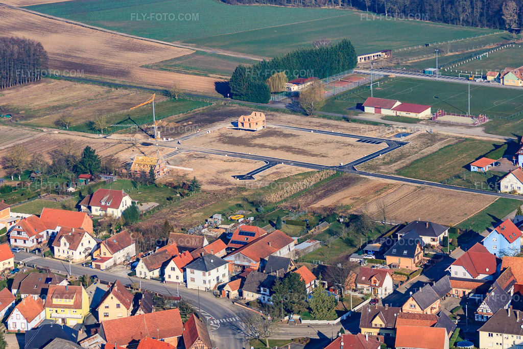 Aerial view: Development of the new residential area between the sports field and Rue Allmend in Niederlauterbach in the state Bas-Rhin, France. – Photo: IMG_62667.jpg taken on 03/09/2014 by Werner Riehm/FLY-FOTO.com – Resolution of the original: 4511 x 3007 px
