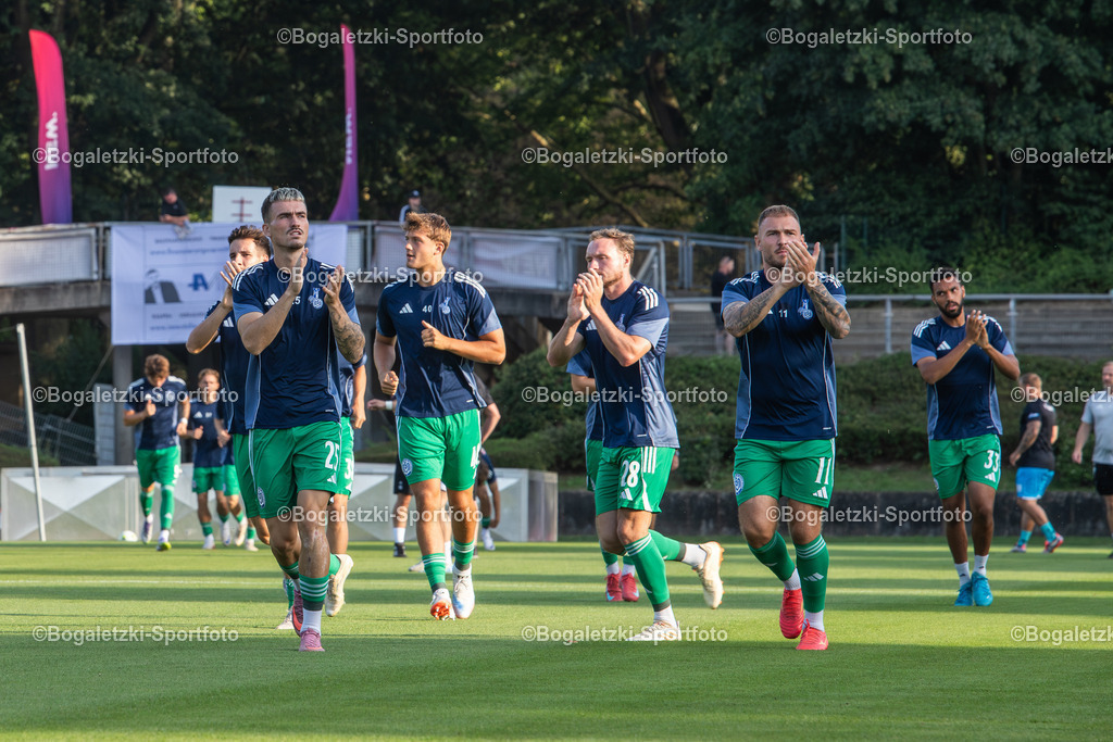 Aufwärmen MSV Spieler | 20.08.2025, Fußball, SC Victoria Mennrath - MSV Duisburg, Niederrheinpokal, Saison 2025/26: MSV Spieler, Ben Schlicke (MSV Duisburg #40), Dennis Borkowski (MSV Duisburg #25), Florian Egerer (MSV Duisburg #28), Maximilian Dittgen (MSV Duisburg #11) und Jesse Tugbenyo (MSV Duisburg #33) kommen zum Aufwärmen auf den Platz und bedanken sich bei anwesenden Fans - Realisiert mit Pictrs.com
