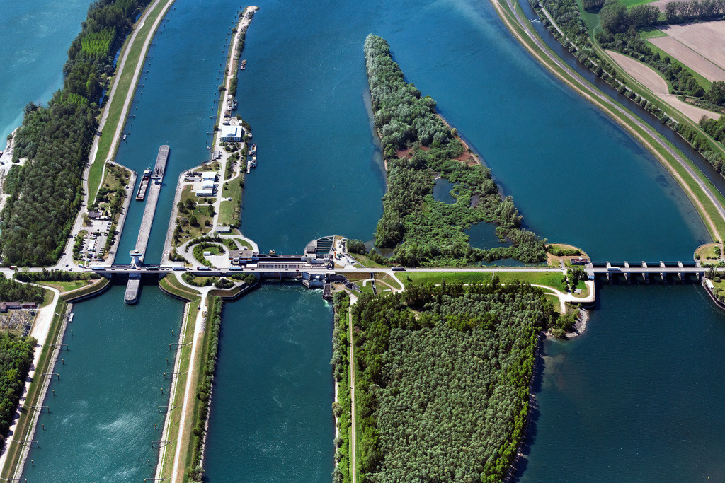 dr__0051387.jpg | IFFEZHEIM 22.04.2020 Schleusenanlagen des Wasser und Schifffahrtsamt Freiburgund der EnBW Energie Baden-Württemberg AG, Rheinkraftwerk Iffezheim am Ufer der Wasserstraße Rhein in Iffezheim im Bundesland Baden-Württemberg, Deutschland. // Locks - plants on the banks of the waterway of the Rhine EnBW Energie Baden-Wuerttemberg AG, Rheinkraftwerk Iffezheim in Iffezheim in the state Baden-Wuerttemberg, Germany. Foto: Daniel Reiter