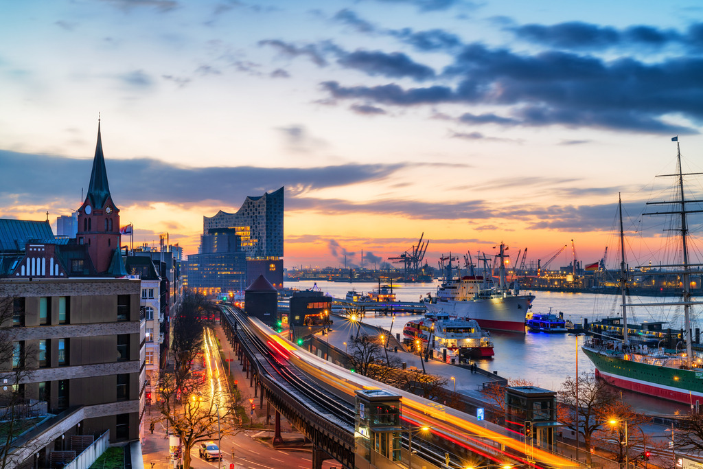 10240425 - Tagesanbruch | Blick vom Stintfang auf die Elbphilharmonie während einer tollen Lichtstimmung zum Sonnenaufgang.