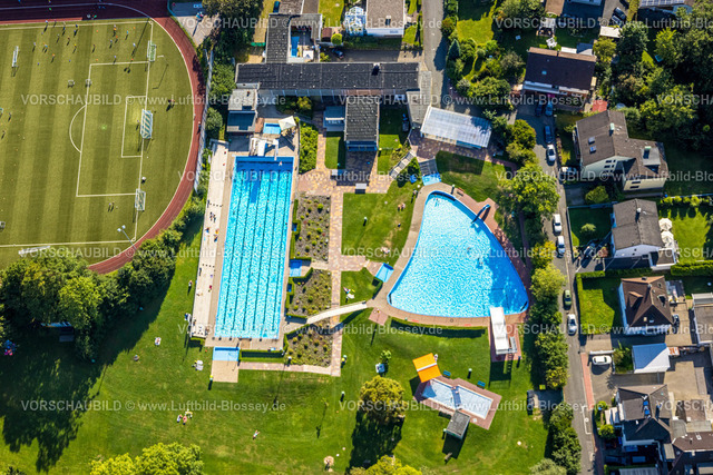 Sprockhoevel240810922 | Luftbild, Freibad und Nichtschwimmerbecken mit Rutsche, Badegäste auf der Liegewiese, Niedersprockhövel, Sprockhövel, Ruhrgebiet, Nordrhein-Westfalen, Deutschland