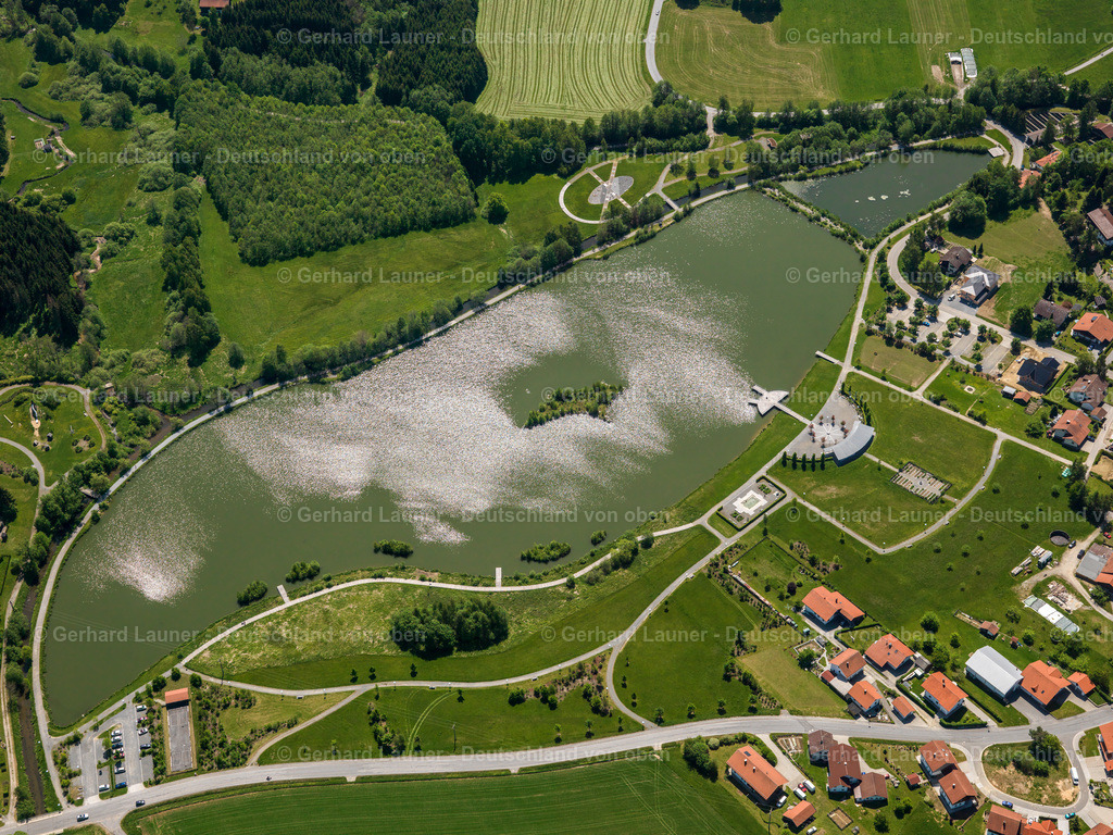 2724158 | Erlanzwieseler See WALDKIRCHEN 19.05.2007 Uferbereiche am Seegebiet des  in Waldkirchen im Bundesland Bayern, Deutschland // Riparian areas on the lake area of  in Waldkirchen in the state Bavaria, Germany Foto: Gerhard Launer