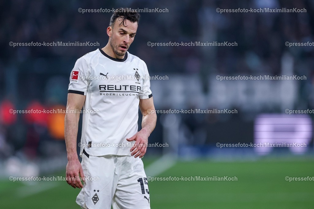 BMG13122502059 | 13.12.2025, Fußball, Borussia Mönchengladbach - VfL Wolfsburg, 1. Fußball Bundesliga, 14.Spieltag, Borussia-Park, Saison 2025 2026: Moritz Jenz&nbsp;(VfL Wolfsburg #15) reagiert Enttäuscht  DFB regulations prohibit any use of photographs as image sequences and or quasi-video.