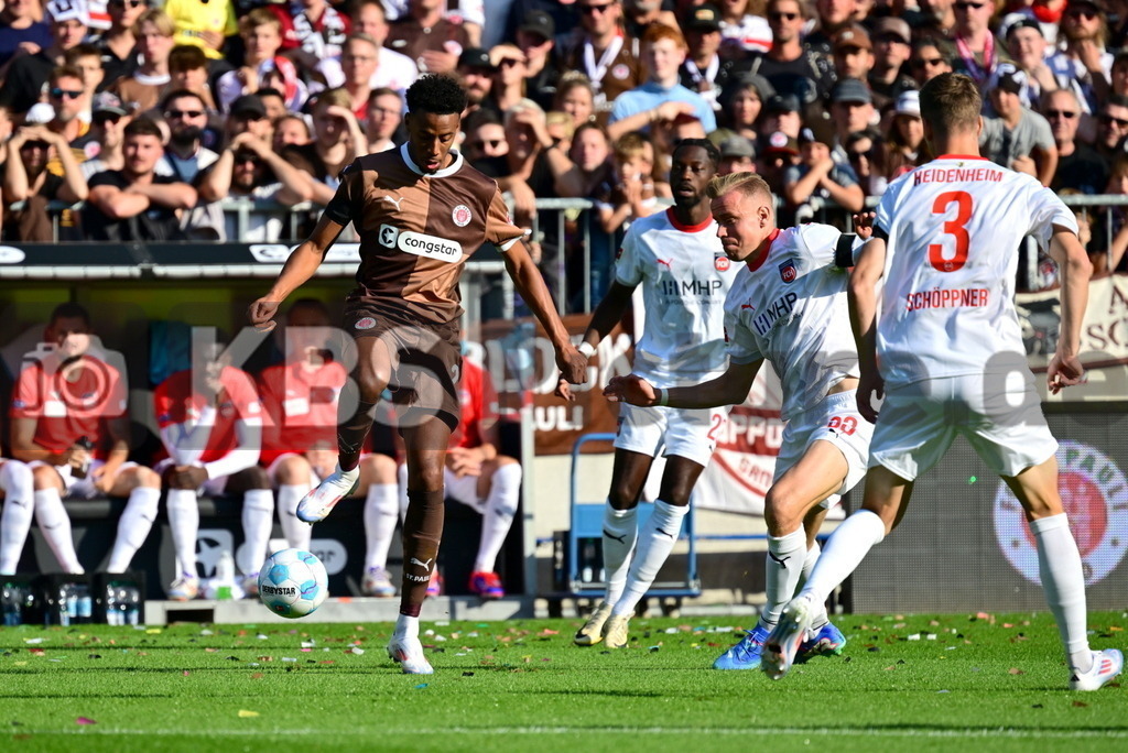 KBS Picture_FCStPauli-Heidenheim_025 | v.l. Guilavogui Morgan (St.Pauli) , Maloney Lennard (1FCHeidenheim) ,Sportplatz :  Millerntor Stadion, - Realisiert mit Pictrs.com