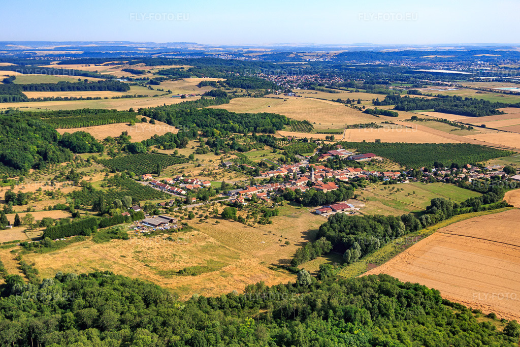 Vue aérienne: Vue de la ville depuis le sud à Vigneulles dans le département Meurthe et Moselle, France – .Photo: IMG_083129.jpg prise le 11/07/2015 par Werner Riehm/FLY-FOTO.eu – Résolution de l'original: 5207 x 3471 px