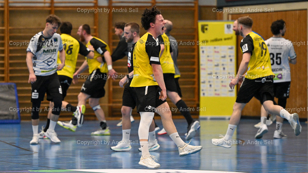 TSV Altenholz vs EHV Aue | Der 10-fache Torschütze Julius Schneider (TSVA #4) und Mitspieler bejubeln den Sieg mit 31-30 über Spitzenreiter Aue / Handball 3. Liga Nord-Ost Männer 2025/2026 / TSV Altenholz vs EHV Aue / Edgar-Meschkat-Halle / Altenholz / 18.04.26 - Realisiert mit Pictrs.com