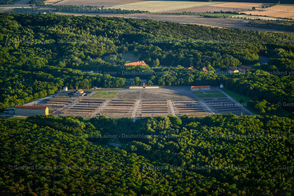 3638624 | WEIMAR 25.08.2016 Sehenswürdigkeit und Tourismus- Attraktion des Geschichts- Denkmal " Gedenkstätte Buchenwald " in Weimar im Bundesland Thüringen, Deutschland. Weiterführende Informationen bei: Stiftung Gedenkstätten Buchenwald und Mittelbau-Dora. // Tourist attraction of the historic monument " Gedenkstaette Buchenwald " in Weimar in the state Thuringia, Germany. Further information at: Stiftung Gedenkstaetten Buchenwald und Mittelbau-Dora. Foto: Gerhard Launer