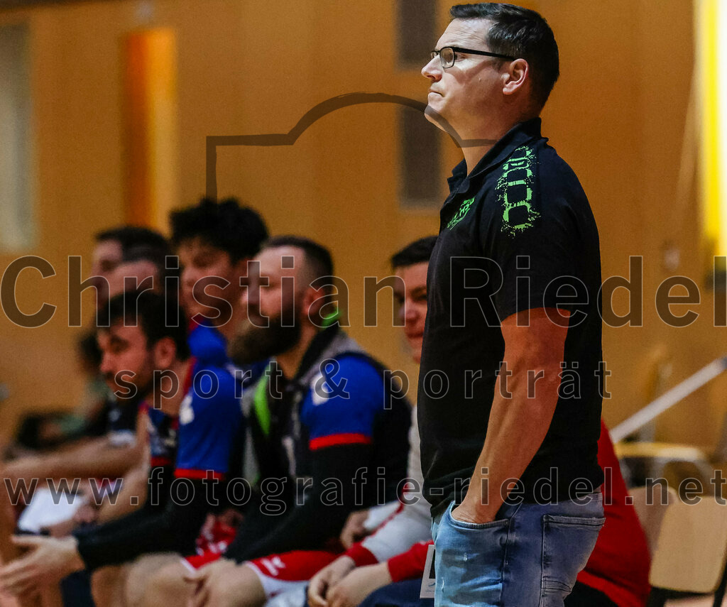 2023-10-14_030_SpVgg_Altenerding_gegen_HSG_Freising_Neufahrn | Erding, Deutschland, 14.10.2023:
Handball, Bezirksoberliga Männer 2023 / 2024, 4. Spieltag, SpVgg Altenerding gegen HSG Freising-Neufahrn, Endergebnis: 27:26

Trainer Erik Brasko (HSG Freising-Neufahrn)

Foto: Christian Riedel / fotografie-riedel.net