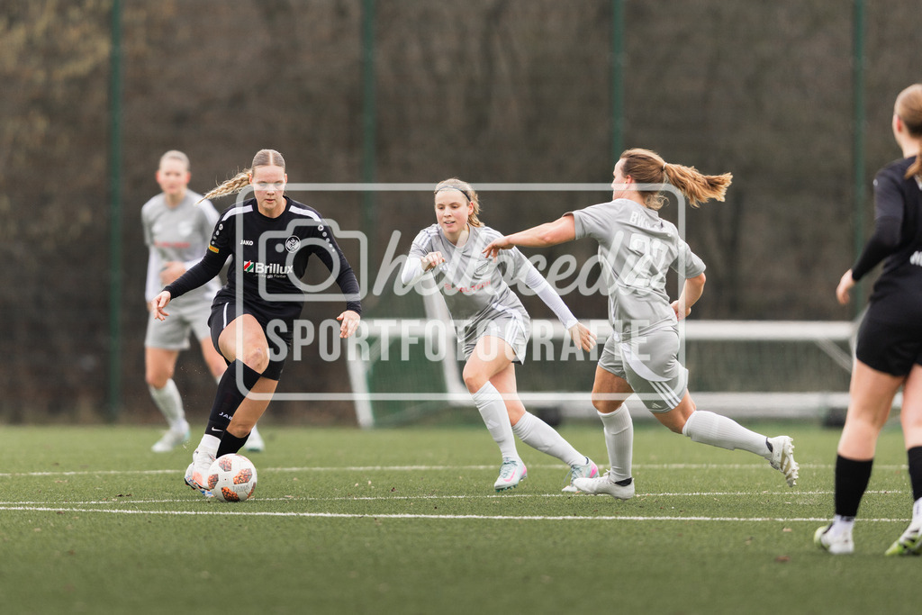 Fußball I Frauen I Saison 2025-2026 I Testspiel I DjK Wacker Mecklenbeck - BW Hollage I 08.02.2026-047 | Svea Zurborn (14, Wacker Mecklenbeck) Katleen Strunk (2, BW Hollage) Franziska Gieseke (22, BW Hollage) - Realisiert mit Pictrs.com