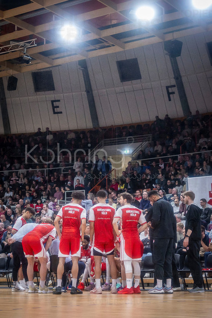 Barmer 2. Basketball Bundesliga ProA: Bayer Giants Leverkusen vs. RheinStars Koeln, 04.04.26 | Leverkusen, 04.04.26 - Die Mannschaft der RheinStars Köln vor dem Spiel während des Spiels der Barmer 2. Basketball Bundesliga ProA: Bayer Giants Leverkusen vs. RheinStars Koeln in der Ostermann Arena in Leverkusen.