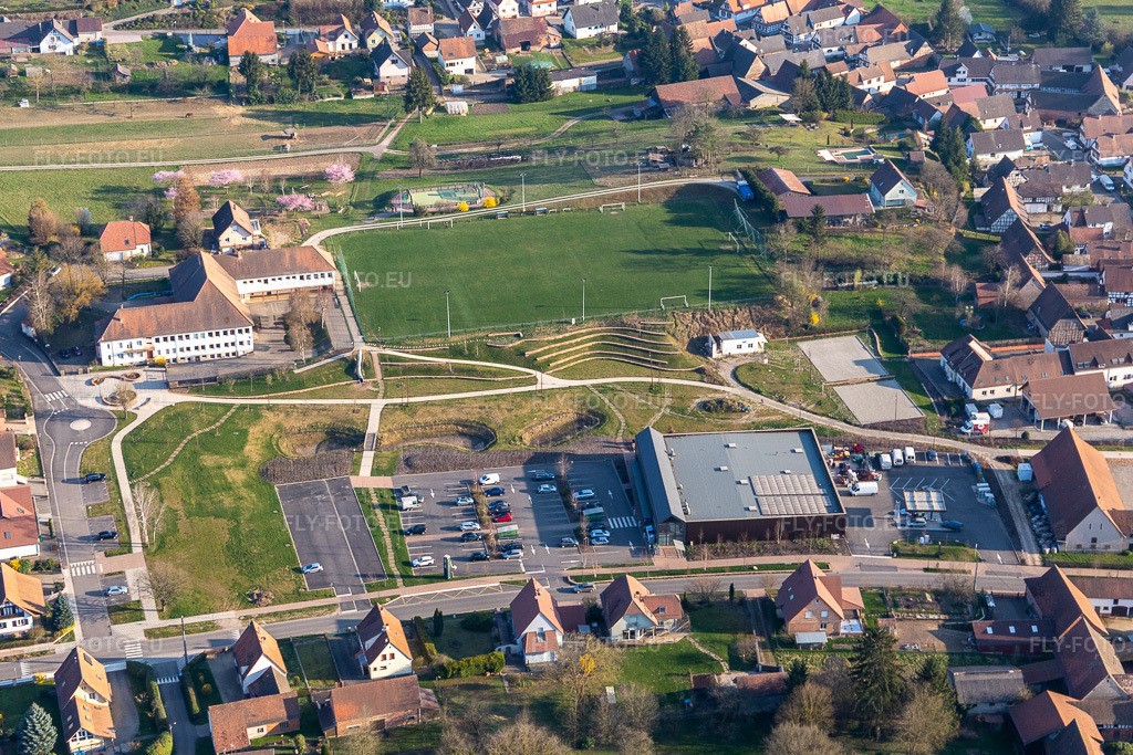 Vue aérienne: Ecole Primaire Mixte;:Carrefour à Seebach dans le département Bas Rhin, France. Photo: IMG_130965.jpg prise le 22/03/2022 par Werner Riehm/FLY-FOTO.eu – Résolution de l'original: 4843 x 3228 px