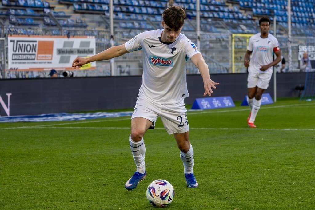 Fußball 3. Liga, Saison 2025/26, 32. Spieltag: Waldhof Mannheim gegen TSG Hoffenheim II | Fußball 3. Liga, Saison 2025/26, 32. Spieltag: Waldhof Mannheim gegen TSG Hoffenheim II***Am Ball: Luca Erlein (24, Hoffenheim) - Realisiert mit Pictrs.com