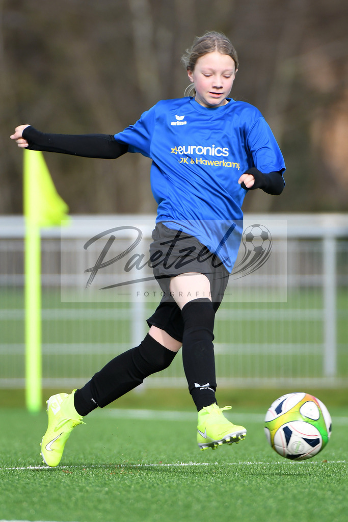 LENGRE20200229_0044 | Fussball, C-Juniorinnen:   bei dem Testspiel zwischen SC Preussen Lengerich und TSG 07 Burg Gretesch im Windmoeller &amp; Hoelscher Stadion am 29.02.2020 in Lengerich, Deutschland. - Realisiert mit Pictrs.com