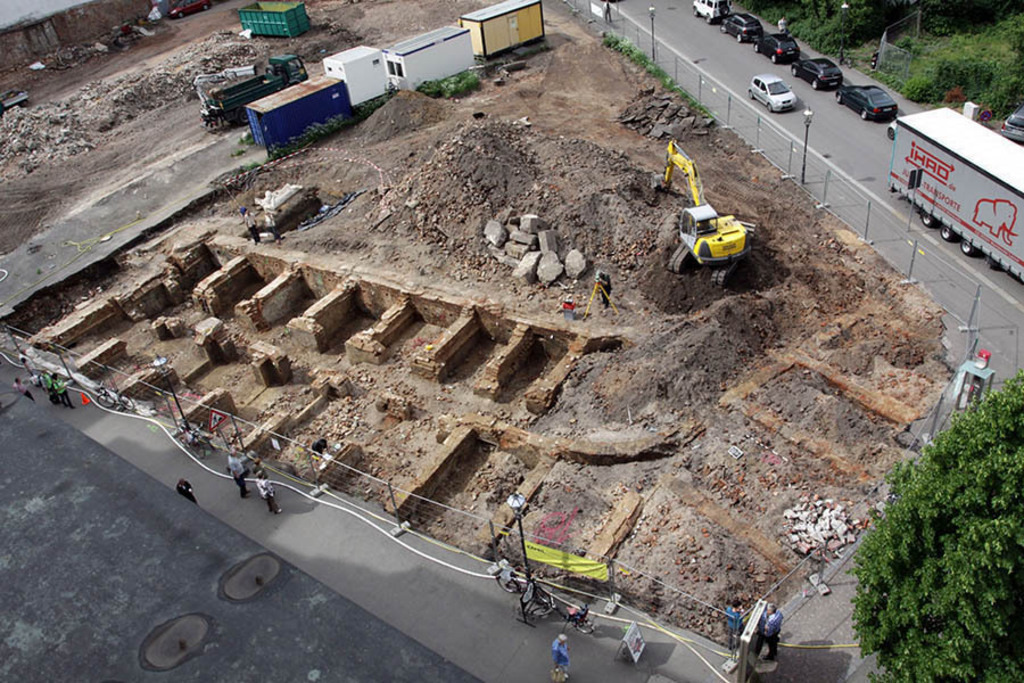 Foto: Leipzig - Stadtgründung Leipzig - Stadtbrief - Archäologische Ausgrabungen in der Hainstraße 21-23 im Mai 2012 | Das Team hinter BILDLEXIKON LEIPZIG bündelt historische wie aktuelle Informationen über die Stadt Leipzig in Text und Bild auf einer Plattform und stellt diese der interessierten Öffentlichkeit zur Verfügung.