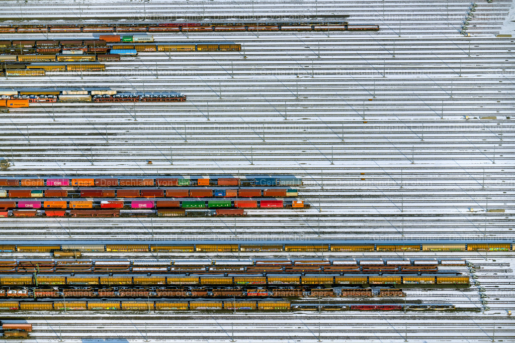 4044856 | bunte Eisenbahnwaggons im verschneiten Rangierbahnhof Maschen, Seevetal
