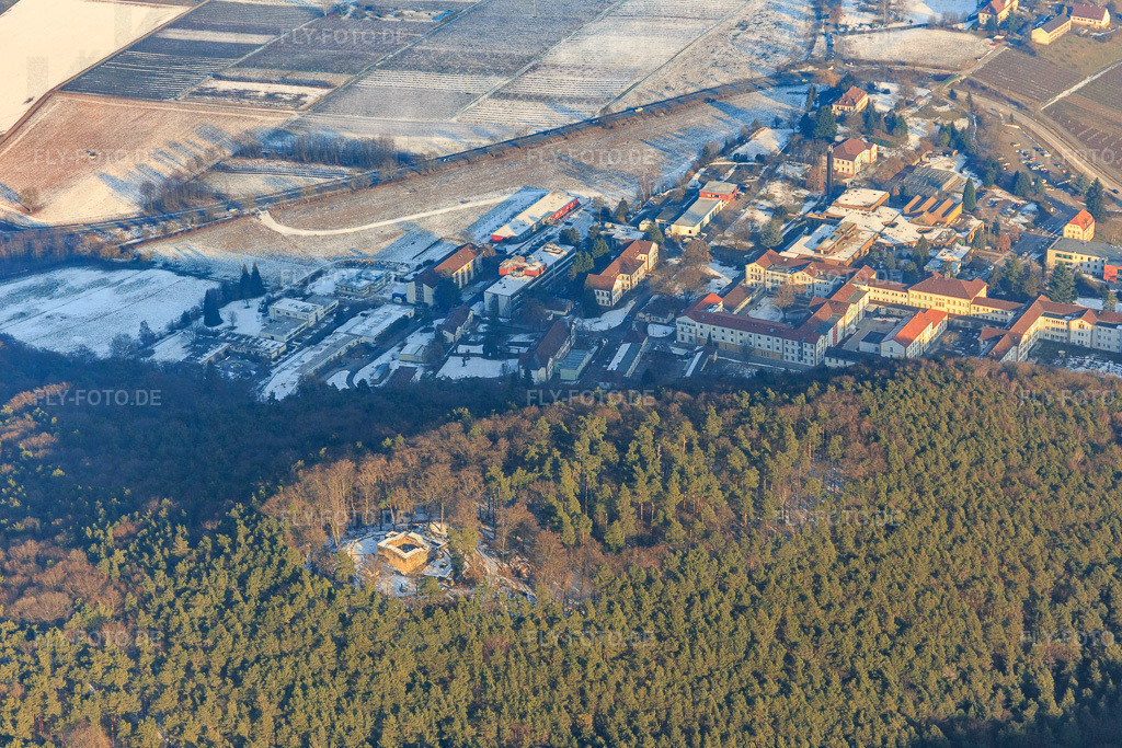 Ruine Waldschlössel über der Landesklinik Landeck im Winter bei wenig Schnee https://wkpd.one/khFuXc | Luftbild: Ruine Waldschlössel über der Landesklinik Landeck im Winter bei wenig Schnee https://wkpd.one/khFuXc in Klingenmünster im Bundesland Rheinland-Pfalz in Deutschland. Foto: IMG_096435.jpg vom 22.01.2017 durch Werner Riehm/FLY-FOTO.de - Realisiert mit Pictrs.com