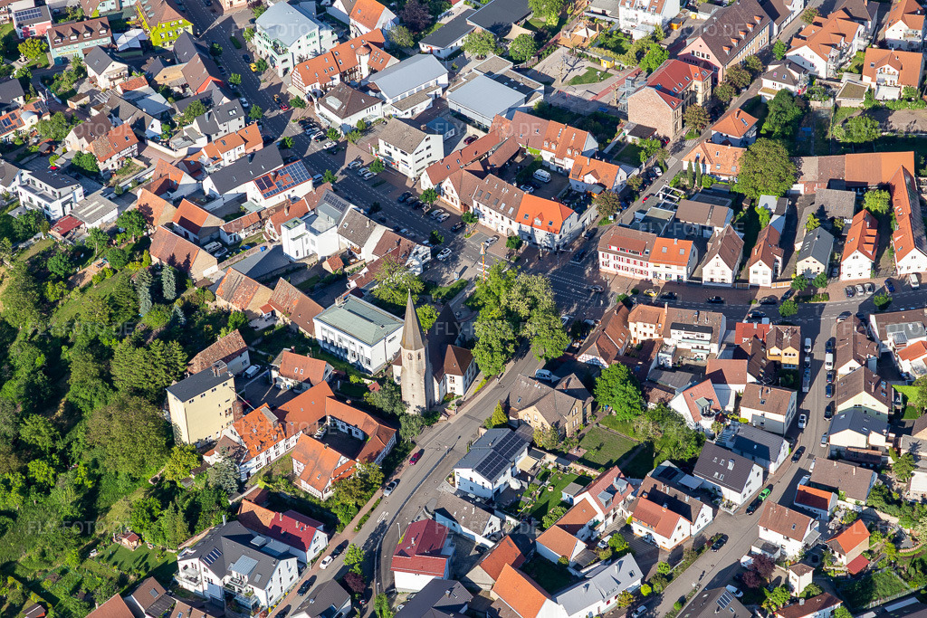 Luftbild: Ortsansicht der Straßen und Häuser der Wohngebiete im Ortsteil Eggenstein in Eggenstein-Leopoldshafen im Bundesland Baden-Württemberg in Deutschland. Foto: IMG_126768.jpg vom 28.05.2021 durch Werner Riehm/FLY-FOTO.de