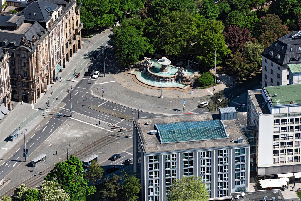 dr__0063544.jpg | MüNCHEN 29.04.2025 Der Wittelsbacher Brunnen am Lenbachplatz in München im Bundesland Bayern. // Water - fountain Wittelsbacher Brunnen in Munich in the state Bavaria. Foto: Daniel Reiter