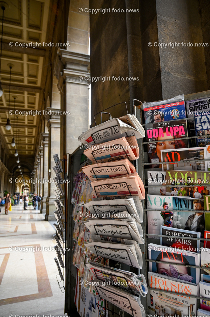 Italien_ Toscana_ Florenz_ 30.05.2024-347 | 30.05.2024, Italien, ITA, Toskana, Florenz im Bild Stadtansichten, Gebäude, Architektur, Touristen, Historisch, Souvenir, Altstadt, Museum, Statuen, Skulpturen, Piazza della Signoria, Statue David, Palazzo Vecchio, Neptunbrunnen, Piazza della Repubblica, Ponte Vecchio, Brücke, Uffizien, Kathedrale Santa Maria del Fiore, Arno, Fluß


Florenz, Firenze, ist eine italienische Großstadt. Nach Einwohnern ist sie die achtgrößte Stadt Italiens. Florenz ist die Hauptstadt sowie größte Stadt der Region Toskana und der Metropolitanstadt Florenz, in der etwa eine Million Menschen leben. Florenz ist für seine Geschichte berühmt. Leonardo da Vinci verbrachte große Teile seiner Jugend in Florenz, Michelangelo fand Unterschlupf in der Kirche der Medici, Galileo Galilei wohnte als Hofmathematiker in den Palästen der Medici. Von 1865 bis 1871 war die Stadt die Hauptstadt des neu gegründeten Königreichs Italien. Das historische Zentrum von Florenz zieht Jahr für Jahr Millionen von Touristen an. Die historische Innenstadt wurde von der UNESCO im Jahre 1982 zum Weltkulturerbe erklärt. 
Quelle: Wikipedia
