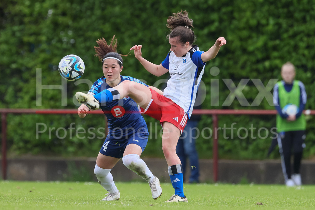 Fussball, 2. Frauen-Bundesliga, Hamburger SV - 1. FFC Turbine Potsdam | v.li.: Sara Ito (1. FFC Turbine Potsdam, 14) und Pauline Machtens (Hamburger SV, 28) im Zweikampf, Duell, Dynamik, Aktion, Action, Spielszene, DIE DFB-RICHTLINIEN UNTERSAGEN JEGLICHE NUTZUNG VON FOTOS ALS SEQUENZBILDER UND/ODER VIDEOÄHNLICHE FOTOSTRECKEN. DFB REGULATIONS PROHIBIT ANY USE OF PHOTOGRAPHS AS IMAGE SEQUENCES AND/OR QUASI-VIDEO.