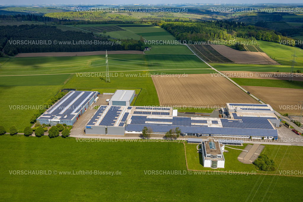 Brilon240503316 | Luftbild, Gewerbegebiet Alte Heeresstraße, BMS Industriebau mit Solardach, Fernsicht mit Wald, Wiesen und Felder, Altenbüren, Brilon, Sauerland, Nordrhein-Westfalen, Deutschland
