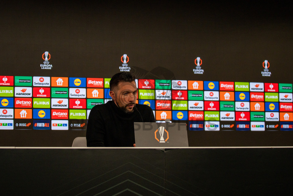 VfB Stuttgart vs. FC Porto, Fussball, Europa League, Achtelfinale, Hinspiel, 12.03.2026 | Francesco Farioli (Trainer FC Porto) bei der Pressekonferenz,VfB Stuttgart vs. FC Porto, Fussball, Europa League, Achtelfinale, Hinspiel, 12.03.2026Foto: photosbyphips/Philip Ziegler