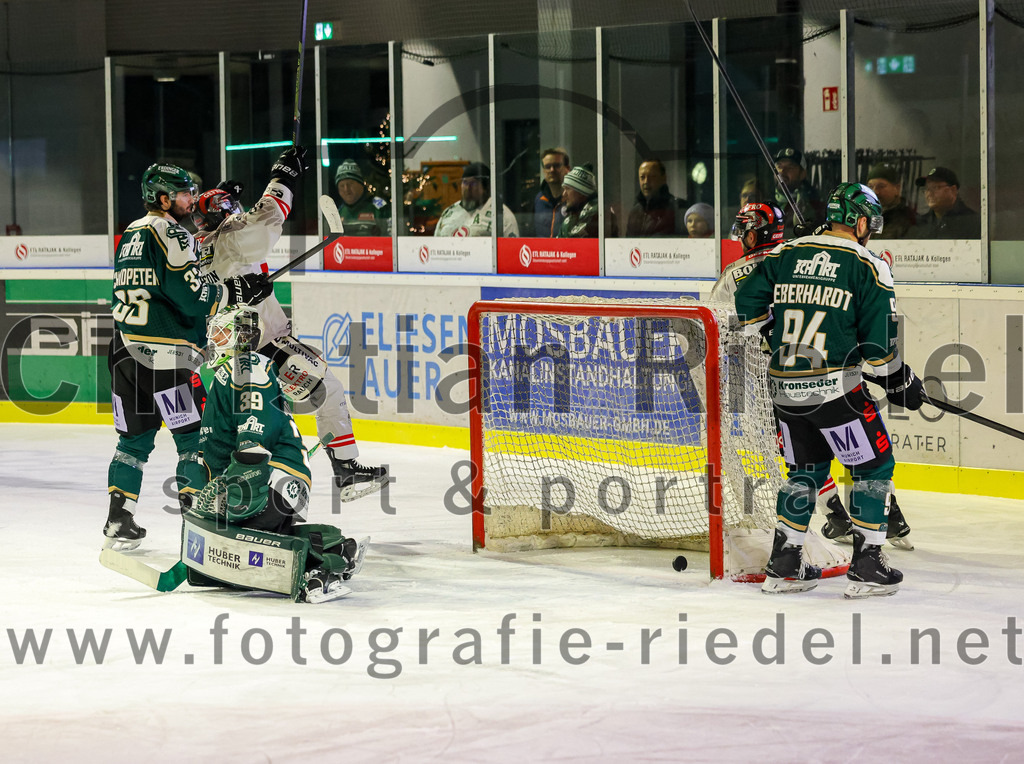 2025-12-14_071_TSV_Erding_gegen_ECDC_Memmingen_Indians | Erding, Deutschland, 14.12.2025:Eishockey, Oberliga Süd 2025 / 2026, 26. Spieltag, TSV Erding gegen ECDC Memmingen Indians, Endergebnis: 1:2Marc Schmidpeter (Erding Gladiators, #33), Torwart Leon Meder (Erding Gladiators, #39), Markus Eberhardt (Erding Gladiators, #94)Foto: Christian Riedel / fotografie-riedel.net