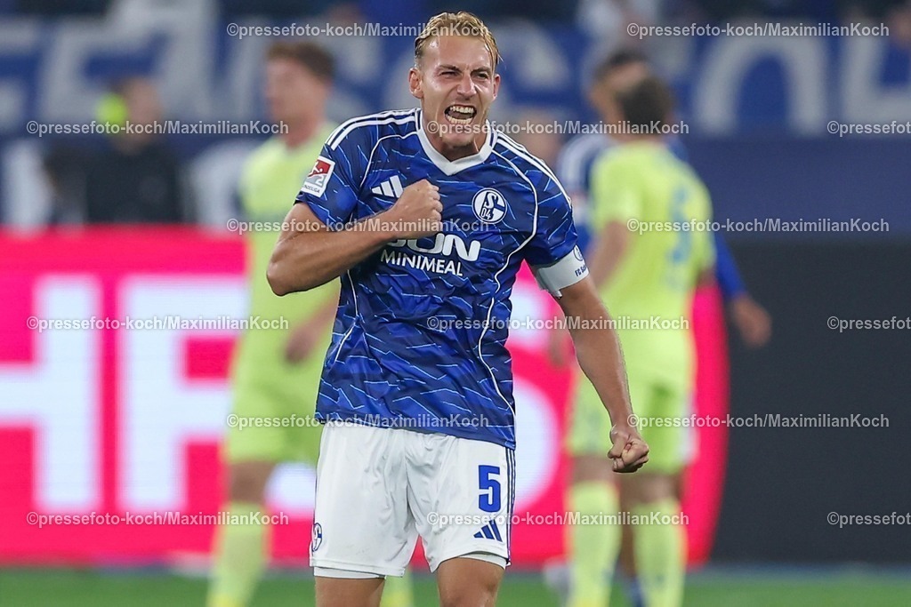 S0401082501137 | 01.08.2025, Fußball, FC Schalke 04 - Hertha BSC, 1.Spieltag, 2. Fußball Bundesliga, Veltins-Arena Gelsenkirchen, Saison 2025 2026: Abschlussjubel nach dem 2:1 Sieg für Schalke. Timo Becker&nbsp;(Schalke04 #05) steht jubelnd auf dem Spielfeld DFB regulations prohibit any use of photographs as image sequences and or quasi-video.