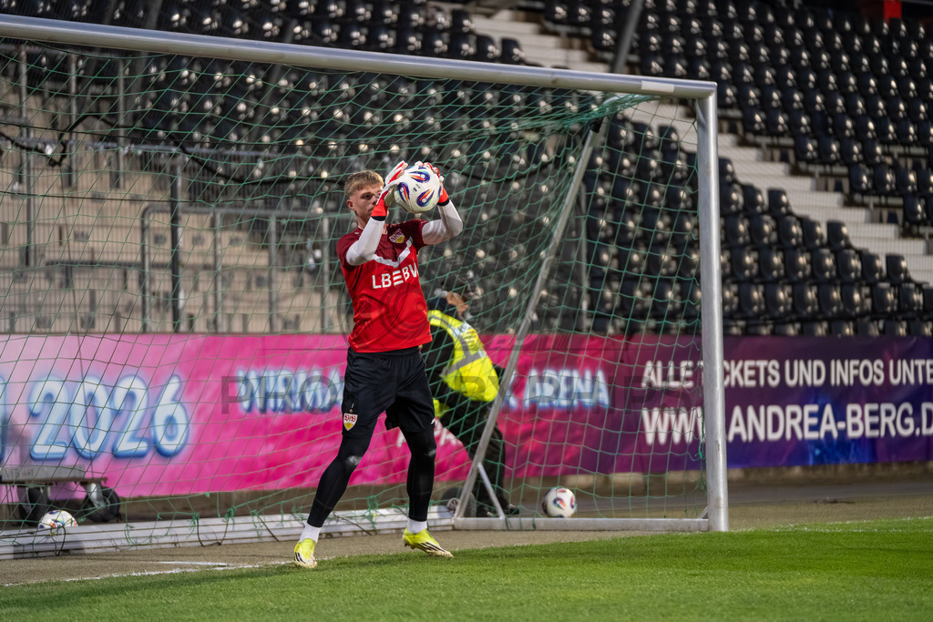 VfB Stuttgart II vs. FC Energie Cottbus, Fussball, 3.Liga, 27. Spieltag, Saison 2025/2026, 03.03.2026 | Florian Pascal Hellstern (VfB Stuttgart II, #01),VfB Stuttgart II vs. FC Energie Cottbus, Fussball, 3.Liga, 27. Spieltag, Saison 2025/2026, 03.03.2026Foto: photosbyphips/Philip Ziegler