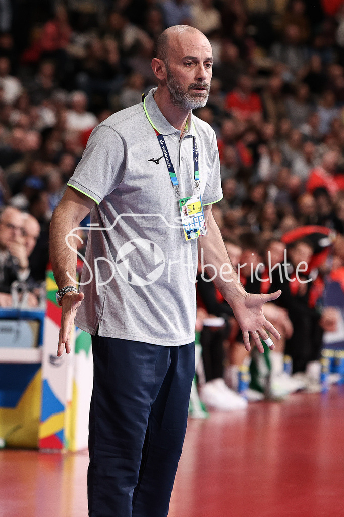 Tschechien - Griechenland | Griechenland Trainer Georgios ZARAVINAS in Aktion / Freisteller / Einzelfoto