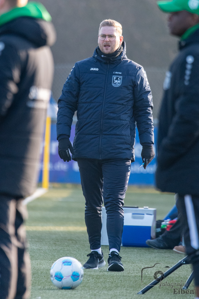 FC Rastede-Hansa Friesoythe | FC Rastede (blau)-Hansa Friesoythe (grün) am 09.02.2025 in Rastede (Sportanlage Kötterswegs), Photo: Philip Eiben 2025 - Realisiert mit Pictrs.com