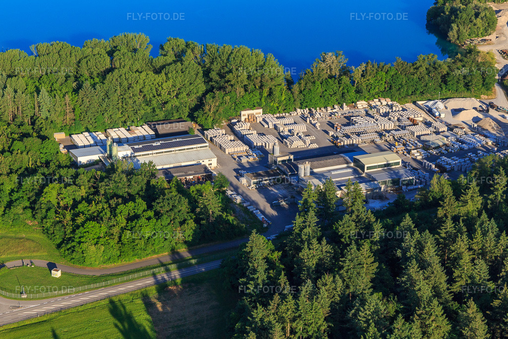 Luftbild: Rimsinger Baggersee / Kiesgrube Niederrimsingen mit Betonwerk Müller GmbH & Co. KG, P & S-Beton GmbH & Co. KG im Ortsteil Gündlingen in Breisach im Bundesland Baden-Württemberg in Deutschland. – Foto: IMG_147808.jpg vom 30.05.2025 durch Werner Riehm/FLY-FOTO.de – Auflösung des Originals: 5289 x 3526 px – Beton MüllerBetonfertigteile für den Tiefbau – P&S Beton