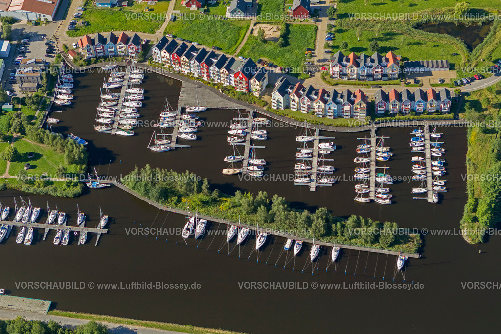 Greifswald12084077 | Yachthafen Greifswald, Ryck, Hafen mit bunten Häusern, Holzteichstraße, Bootspark GbR York von Raven,  Greifswald, Peene, Mecklenburg-Vorpommern, Deutschland, Europa