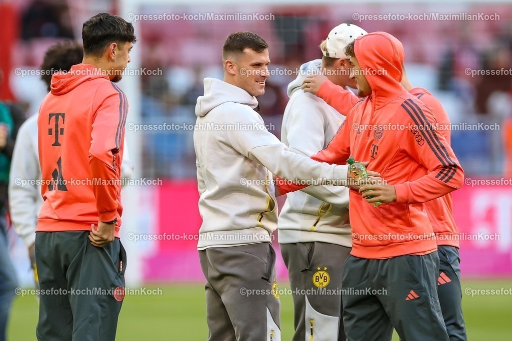 FCB18102501034 | 18.10.2025, Fußball, FC Bayern München - Borussia Dortmund, 1. Fußball Bundesliga, 7. Spieltag, Allianz Arena, Saison 2025 2026: Platzbegehung vor dem Spiel - Pascal Groß (BVB #13) DFB regulations prohibit any use of photographs as image sequences and or quasi-video.
