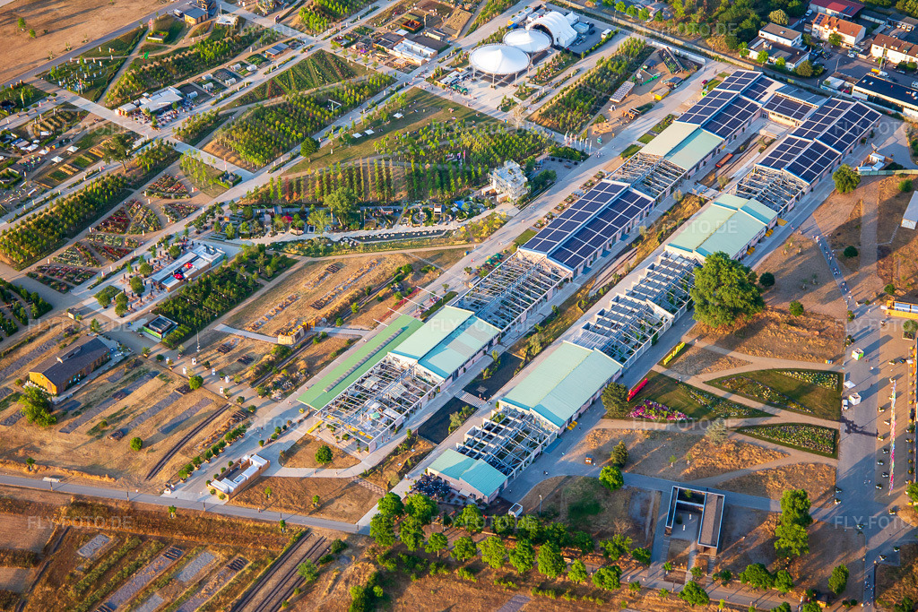 Luftbild: EXPERIMENTIERFELD im Spinelli-Park der Bundesgartenschau Mannheim BUGA 2023 https://www.buga23.de/ im Ortsteil Feudenheim in Mannheim im Bundesland Baden-Württemberg in Deutschland.Foto: IMG_137162.jpg vom 24.06.2023 durch Werner Riehm/FLY-FOTO.deAuflösung des Originals: 5472 x 3648 px