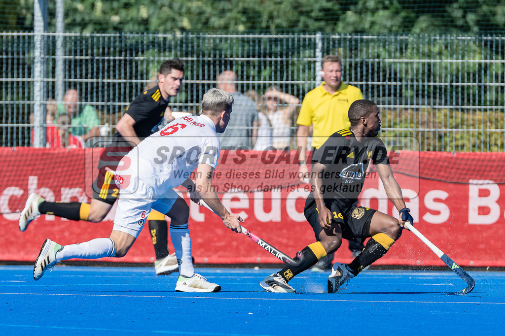 HK_20231001_104975 | 1.Bundesliga Herren Crefelder HTC - Harvestehuder THC am 1.10.2023 CHTC, Krefeld , Julius Hayner ( Crefelder HTC #6 ) , Ntuli Nqobile Mansuet ( Harvestehuder THC #16 )