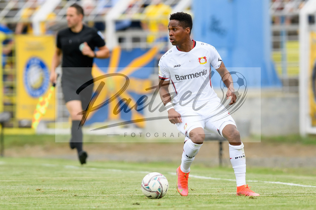 LLELEV20210807_141 | Fussball, Herren: Wendell (Bayer 04 Leverkusen) in Aktion, am Ball, Einzelaktion beim Spiel der 1. Runde im DFB-Pokal zwischen 1. FC Lokomotive Leipzig und Bayer 04 Leverkusen im Bruno-Plache-Stadion am 07.08.2021 in Leipzig, Deutschland.DFB / DFL REGULATIONS PROHIBIT ANY USE OF PHOTOGRAPHS AS IMAGE SEQUENCES AND/OR QUASI-VIDEO. - Realisiert mit Pictrs.com