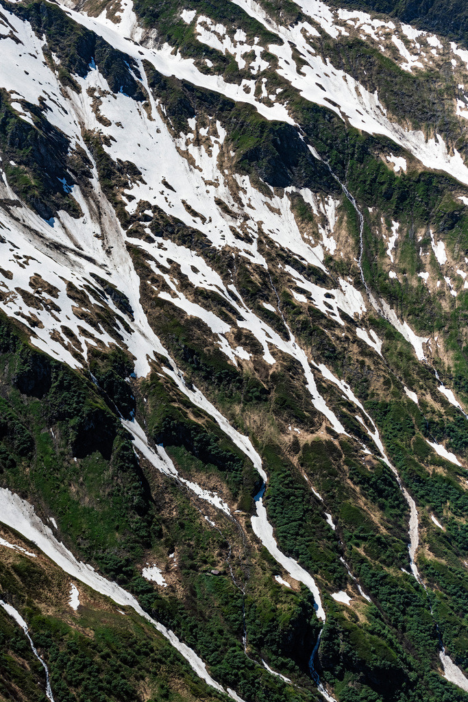 dr__0026589.jpg | MITTERSILL 25.06.2019 Winterlich schneebedeckte Gipfel der Alpen in der Felsen- und Berglandschaft in Mittersill in Salzburg, Österreich. // Wintry snowy rocky and mountainous landscape the Alps in Mittersill in Salzburg, Austria. Foto: Daniel Reiter