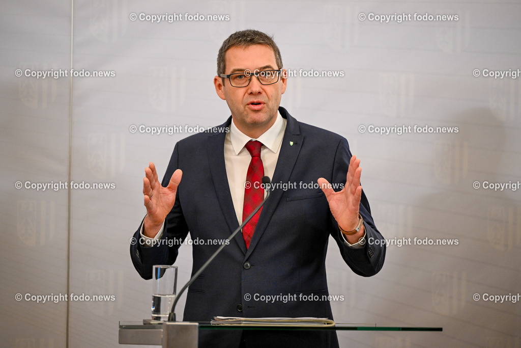 Pressekonfernz Land Ooe_ Einigung zur Westspange Steyr_ 26.01.2024-32 | 26.01.2024, Linz, AUT, Pressekonferenz Land Ooe, Einigung zur Westspange Steyr - Praesentation der verkehrlichen Wirkungsanalyse im Bild Markus Vogl (SP, Bgm. der Stadt Steyr)