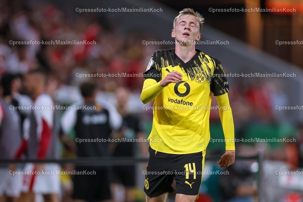 DFB18082501071 | 2025.08.18, Fußball, 1.Runde DFB-Pokal, Rot-Weiss Essen - Borussia Dortmund, Stadion Hafenstraße, Saison 2025 2026: Maximilian Beier&nbsp;(BVB #14) enttäuscht Enttäuschung  DFB regulations prohibit any use of photographs as image sequences and or quasi-video.