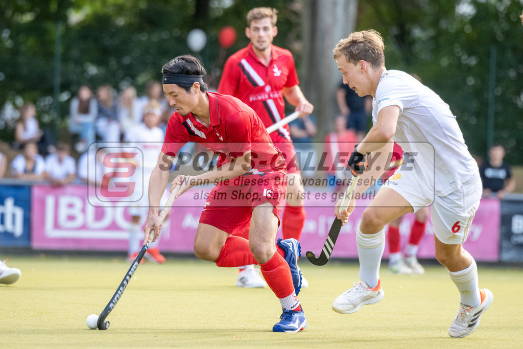 SFE_20220903_0126 | Aron Flatten ( Rot-Weiss Köln #6 ) Miyu Tansimitsu ( TSV Mannheim #16 )  ; 1. Bundesliga Hockey Herren Rot-Weiss Köln - TSV Mannheim am 03.09.2022 in Köln (KTHC Stadion Rot-Weiss Köln Tennis and Hockey Club), Photo: Stephan Fehrmann 2022 (Sports-Gallery)