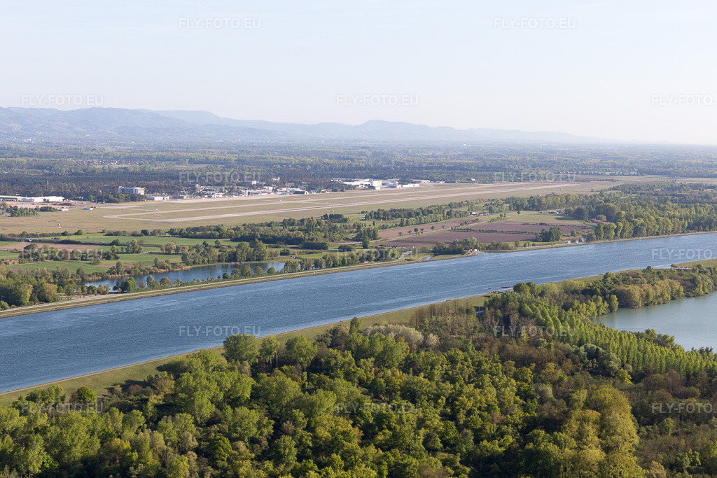 Vue aérienne: Vue de la ville à Neuhaeusel dans le département Bas Rhin, France. Photo: IMG_099069.jpg prise le 23/04/2017 par Werner Riehm/FLY-FOTO.eu – Résolution de l'original: 5472 x 3648 px