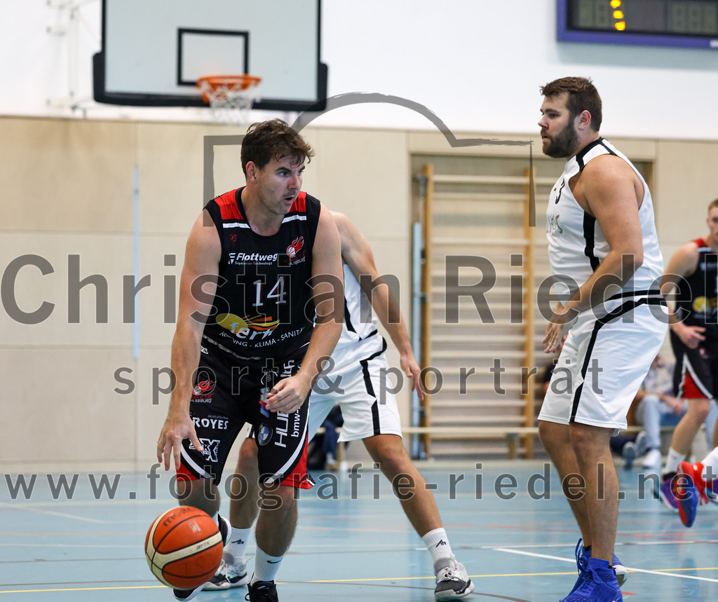 2022-10-16_010_TSV_Vaterstetten_gegen_Baskets_Vilsbiburg_2 | Vaterstetten, Deutschland, 16.10.2022:
Basketball, Bayernliga Herren Südost 2022 / 2023, 1. Spieltag, TSV Vaterstetten gegen Baskets Vilsbiburg 2, Endergebnis: 83:64

M. Engel (Baskets Vilsbiburg, #14), Mathias Furtmair (TSV Vaterstetten, #3)

Foto: Christian Riedel / fotografie-riedel.net